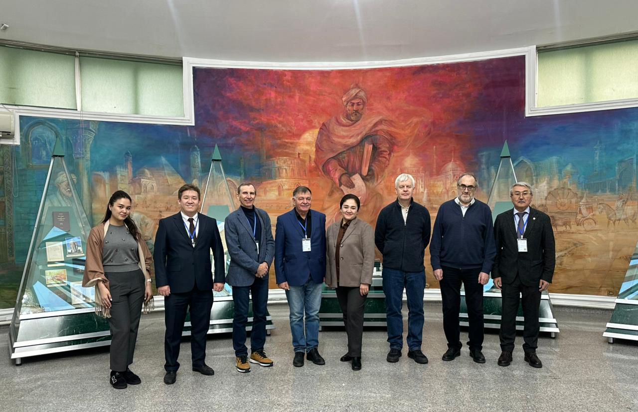 ҚазҰУ музейіне жетекші математик-ғалымдар келді